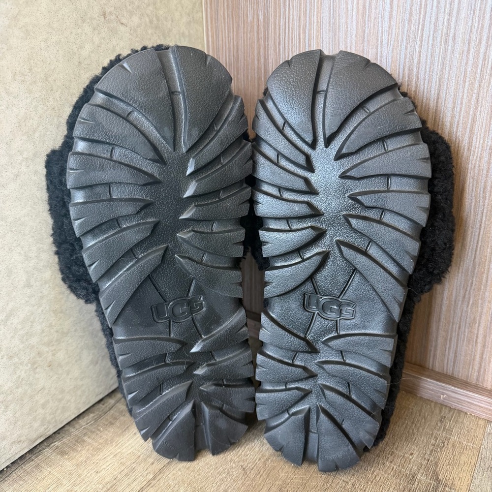 UGG Cozetta Curly Slides in Black - Size 7 - Picture 3 of 6